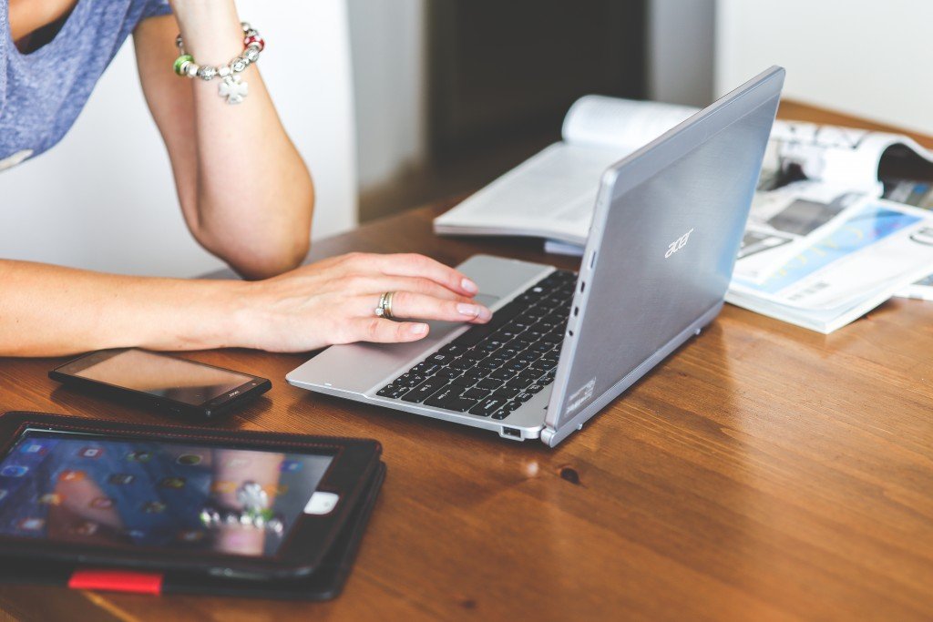 kaboompics.com_Close-up-of-woman-typing-on-keyboard-of-laptop1-1024x683.jpg