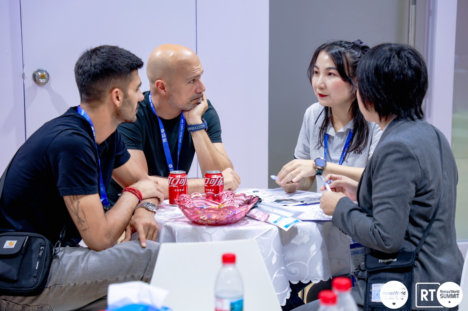 洽谈合影 (8).jpg