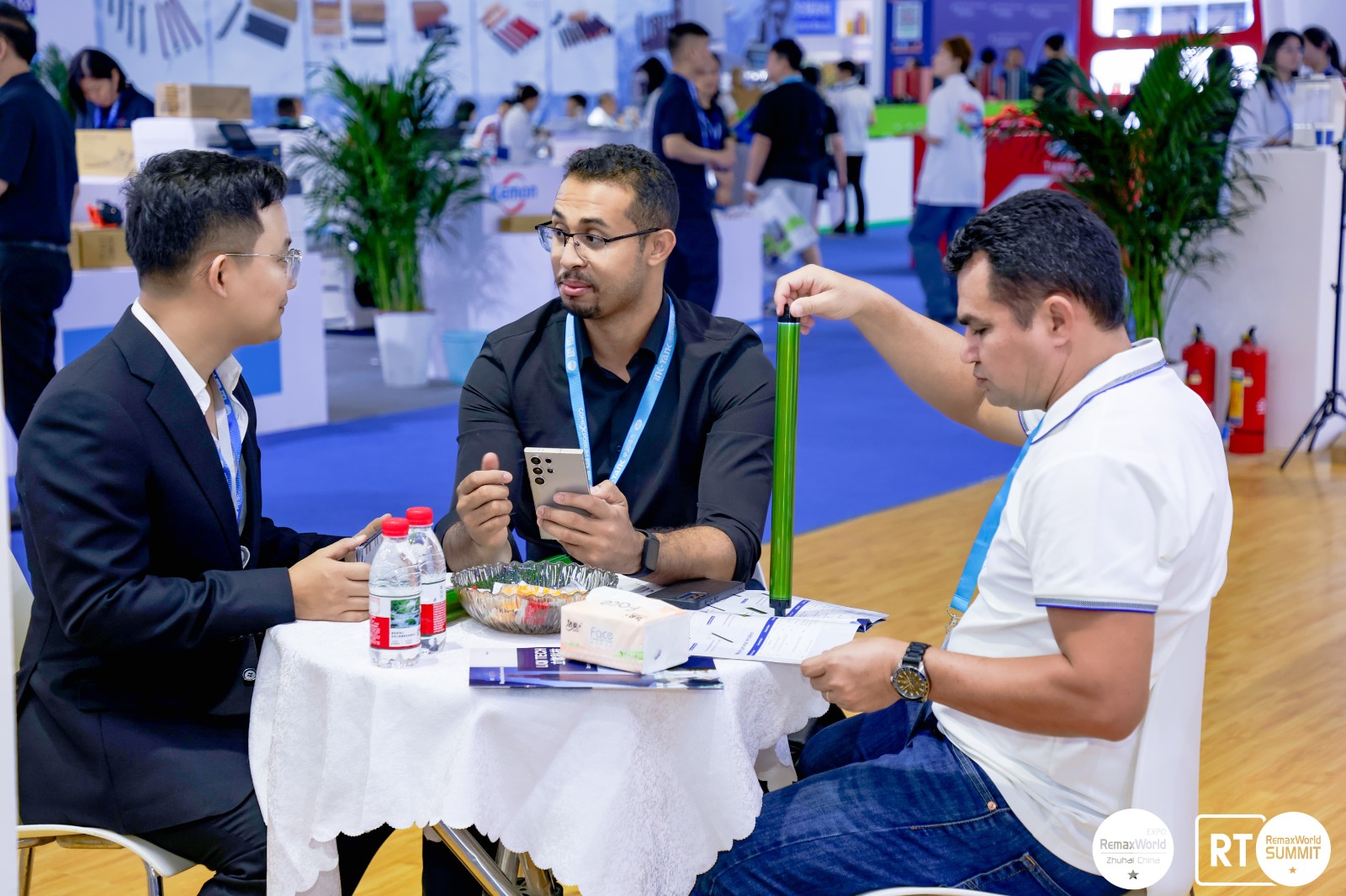 洽谈合影 (9).jpg