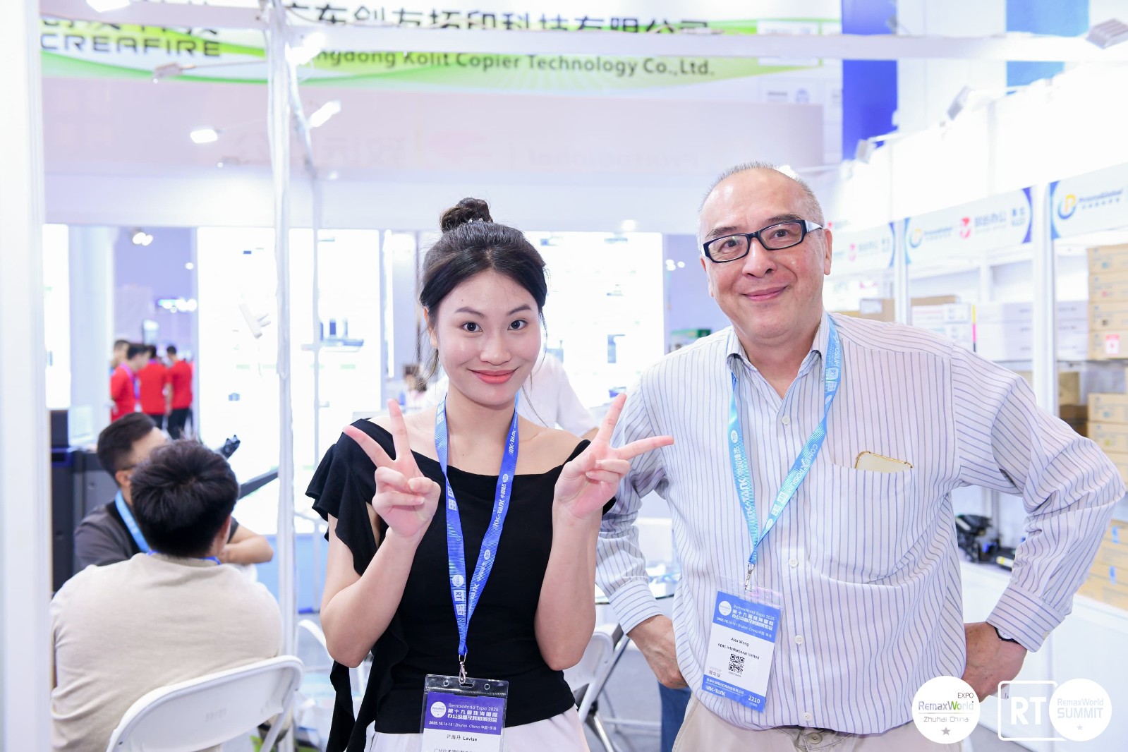 洽谈合影 (2).jpg