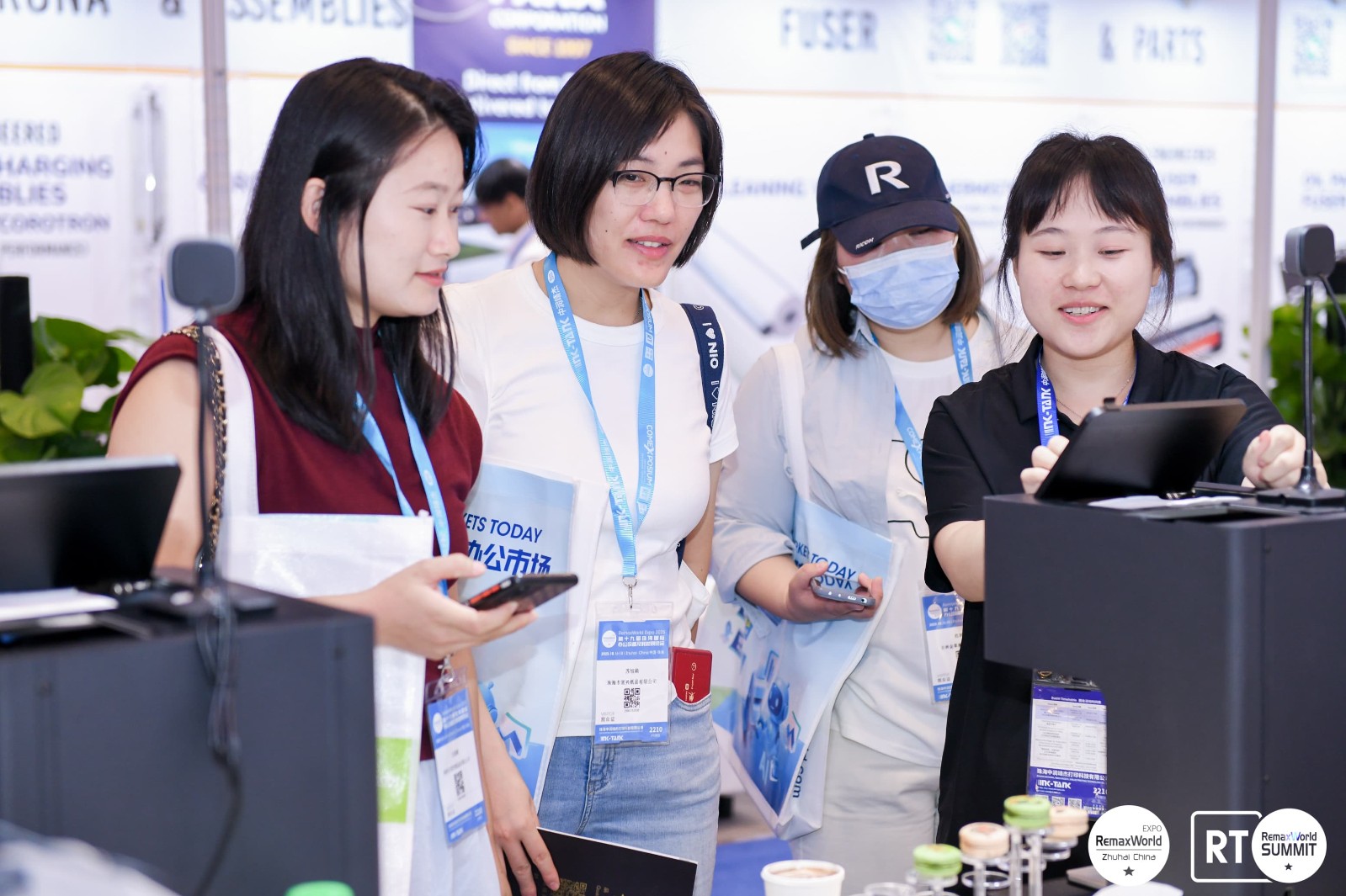 洽谈合影 (6).jpg