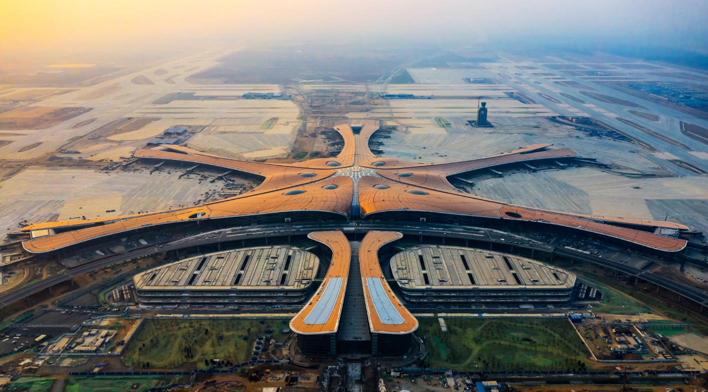 北京大兴国际机场临空经济区与6家企业签署战略合作协议，共享发展新机遇