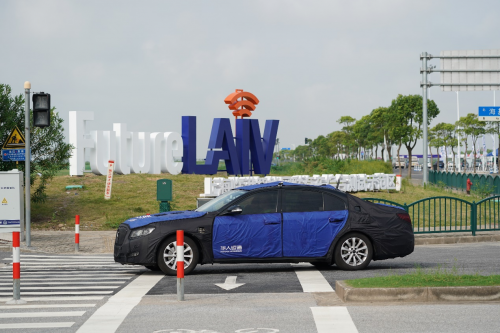 华人运通在上海临港智能网联汽车综合测试示范区Future LAIV开园活动上展示了业界领先的车路协同技术.png